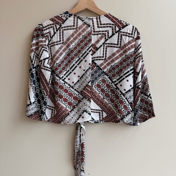 BCBG Geometric Boho Tie-Front Blouse Lightweight Statement Top - Picture 11 of 12